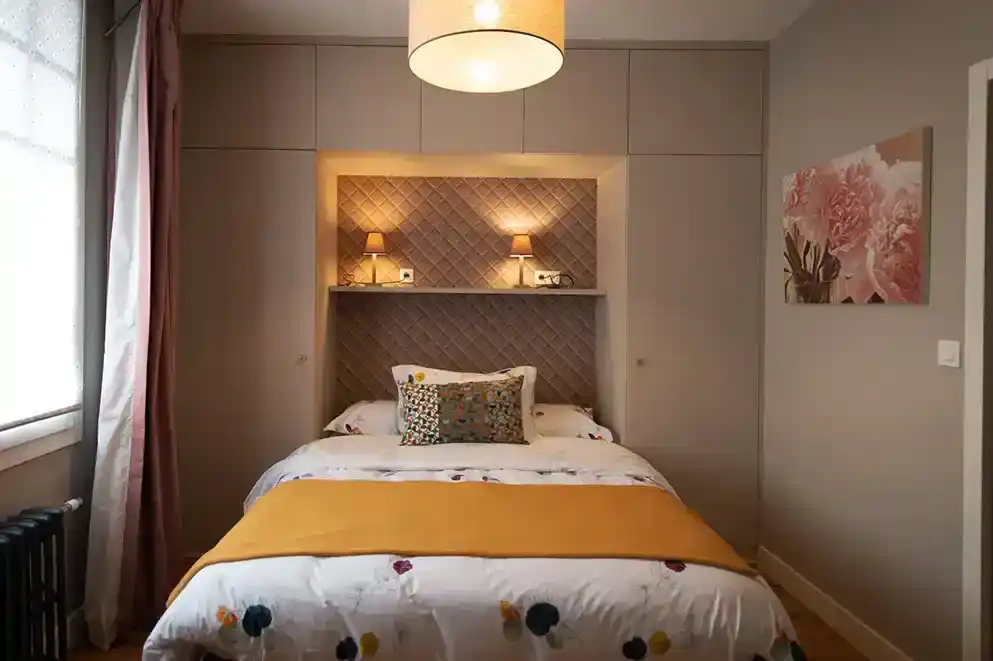 villa-chanteclair-chambre-lit-double-deauville Chambre élégante de la Villa Chanteclair à Deauville avec grand lit double et décoration soignée