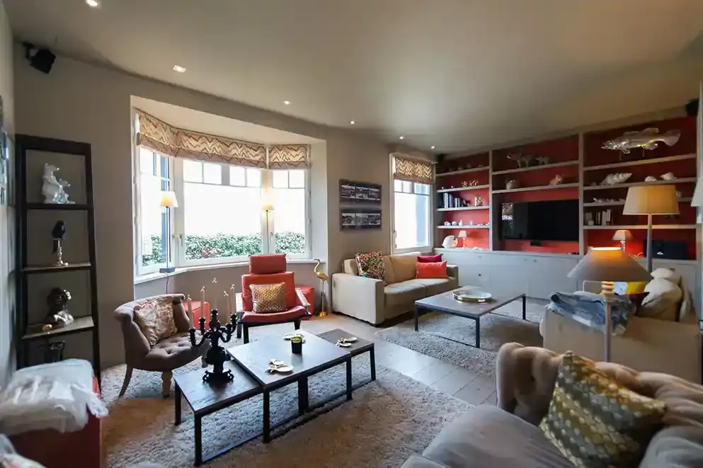 villa-chanteclair-deux-salons-reunis-deauville Vue combinée des deux salons de la Villa Chanteclair à Deauville, offrant un espace convivial et élégant