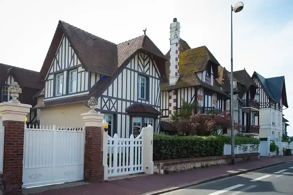 villa-chanteclair-facade-deauville Façade élégante de la Villa Chanteclair à Deauville, maison de luxe avec architecture raffinée