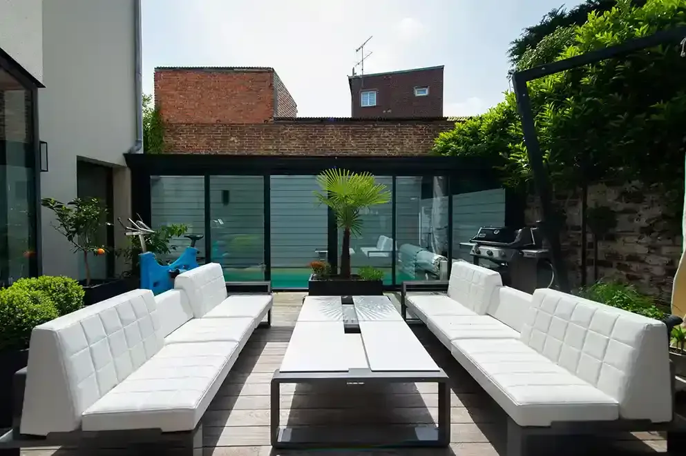 villa-chanteclair-piscine-face-deauville Piscine de la Villa Chanteclair à Deauville vue de face, entourée d’une terrasse élégante et ensoleillée