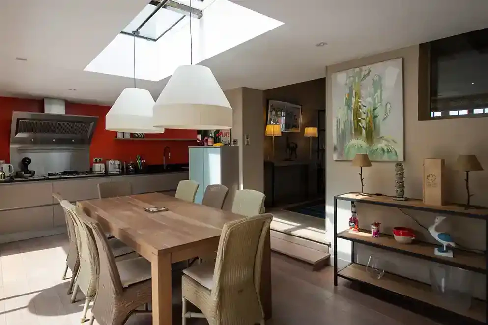 villa-chanteclair-salle-a-manger-deauville Salle à manger de la Villa Chanteclair à Deauville, élégante et lumineuse pour des repas conviviaux