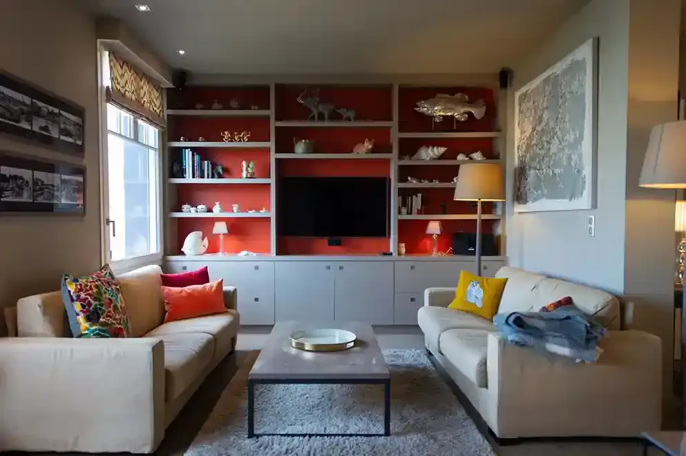 villa-chanteclair-salon-canape-bibliotheque-ecran Salon élégant de la Villa Chanteclair à Deauville avec deux canapés, bibliothèque intégrée et écran plat