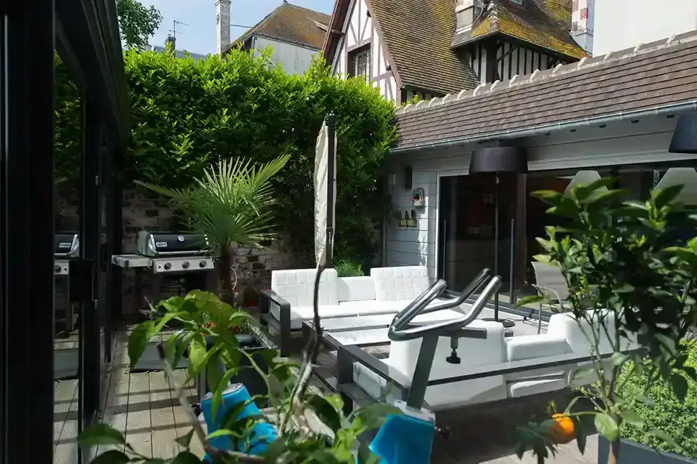 villa-chanteclair-terrasse-deauville Terrasse spacieuse de la Villa Chanteclair à Deauville, idéale pour se détendre en extérieur