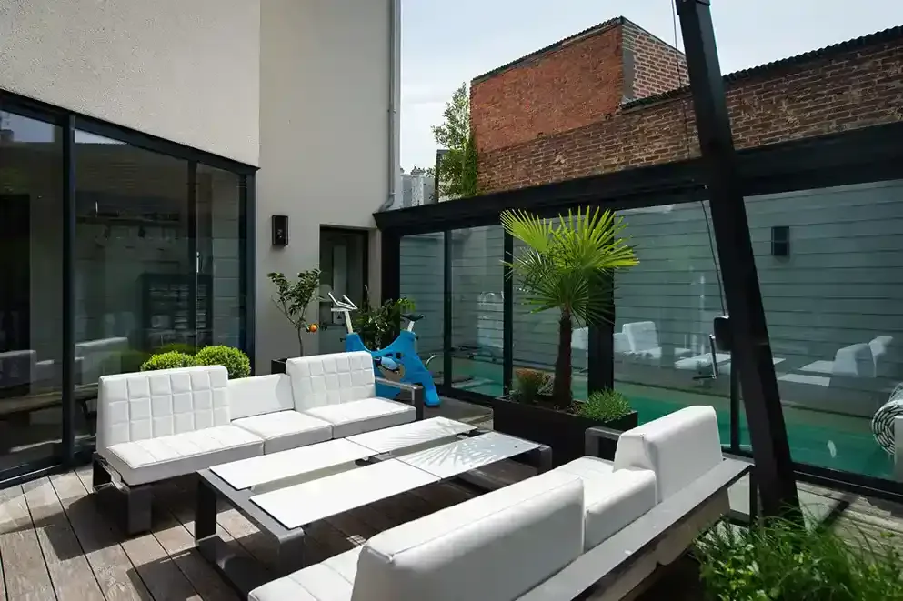 villa-chanteclair-terrasse-piscine-2-deauville Terrasse avec piscine de la Villa Chanteclair à Deauville, offrant un espace extérieur lumineux et convivial pour se détendre