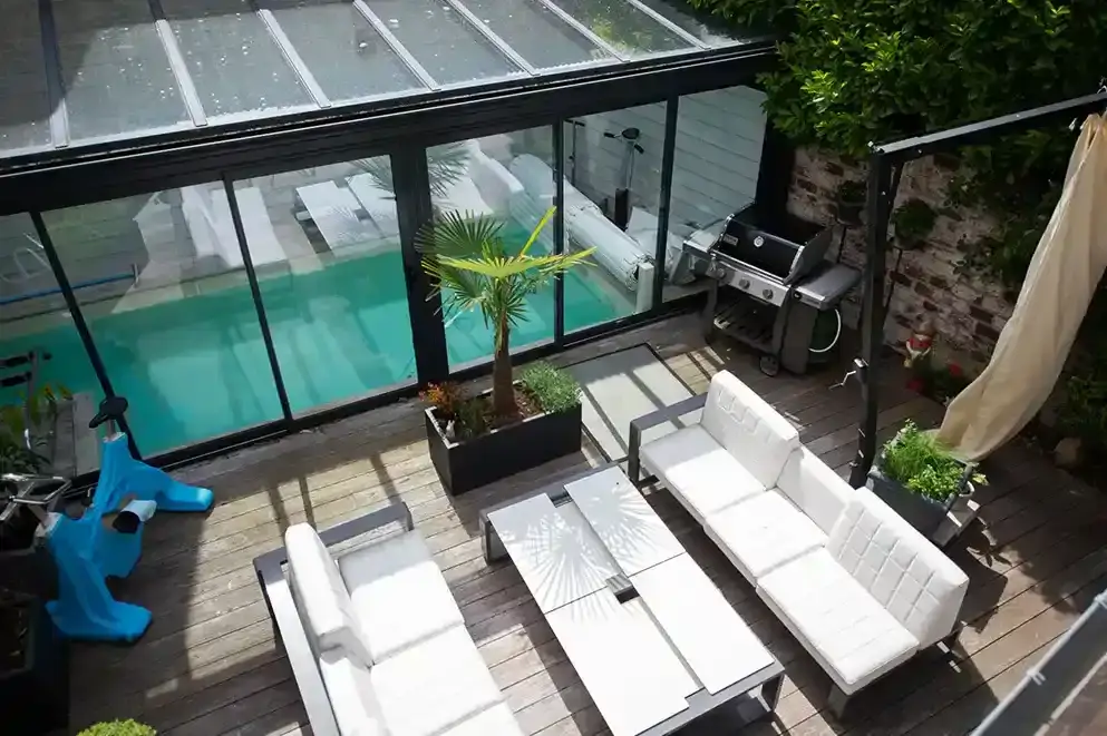 villa-chanteclair-terrasse-piscine-deauville Terrasse avec piscine de la Villa Chanteclair à Deauville, espace extérieur lumineux et agréable pour se détendre