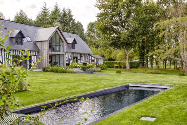 Villa-piscine-exterieure-jardin