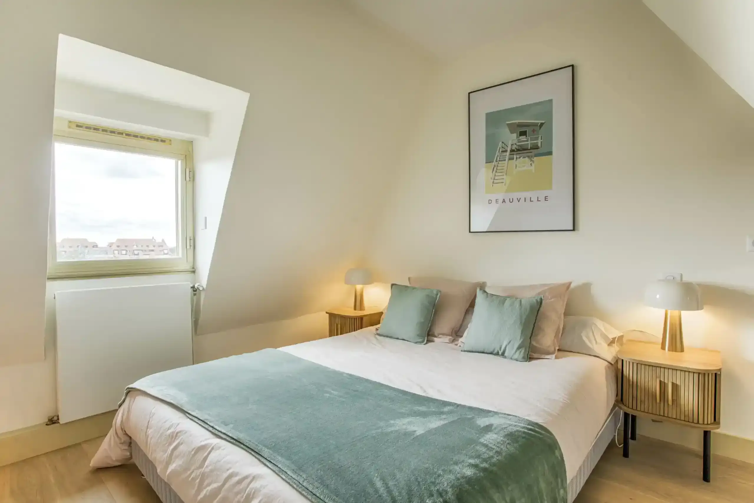 Appartement-ciel-mer-chambre-lit-double-vue-deauville Chambre lumineuse avec lit double et vue sur Deauville dans l’appartement Ciel et Mer