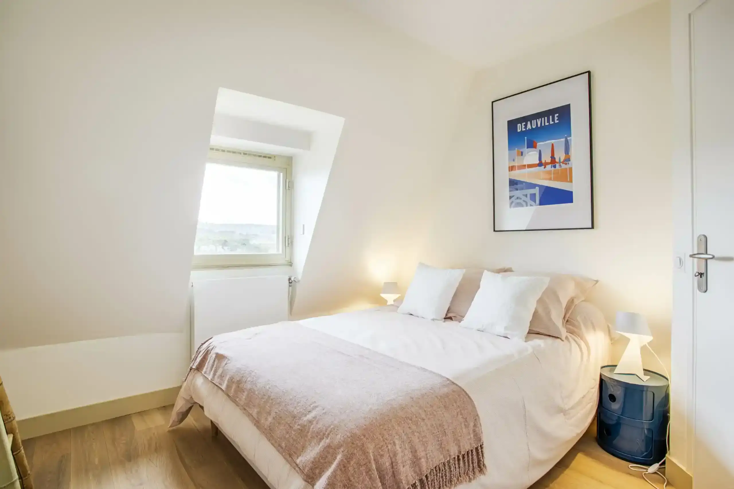 Appartement-ciel-mer-chambre-secondaire-lit-double Seconde chambre avec lit double et décoration sobre dans l’appartement Ciel et Mer