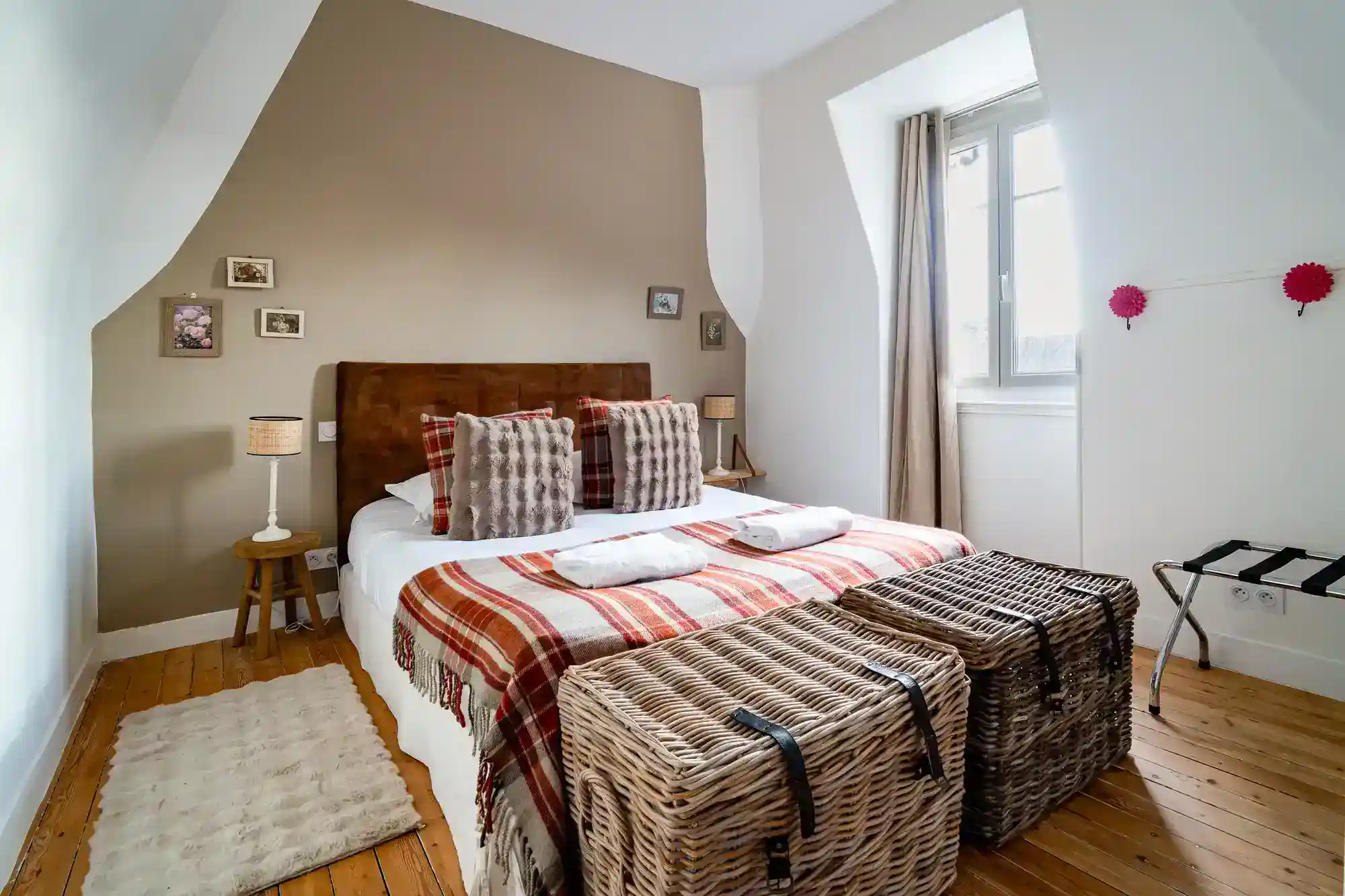 Villa-athena-chambre-double-style-chaleureux Chambre double avec tête de lit en cuir et décoration chaleureuse dans la Villa Athena