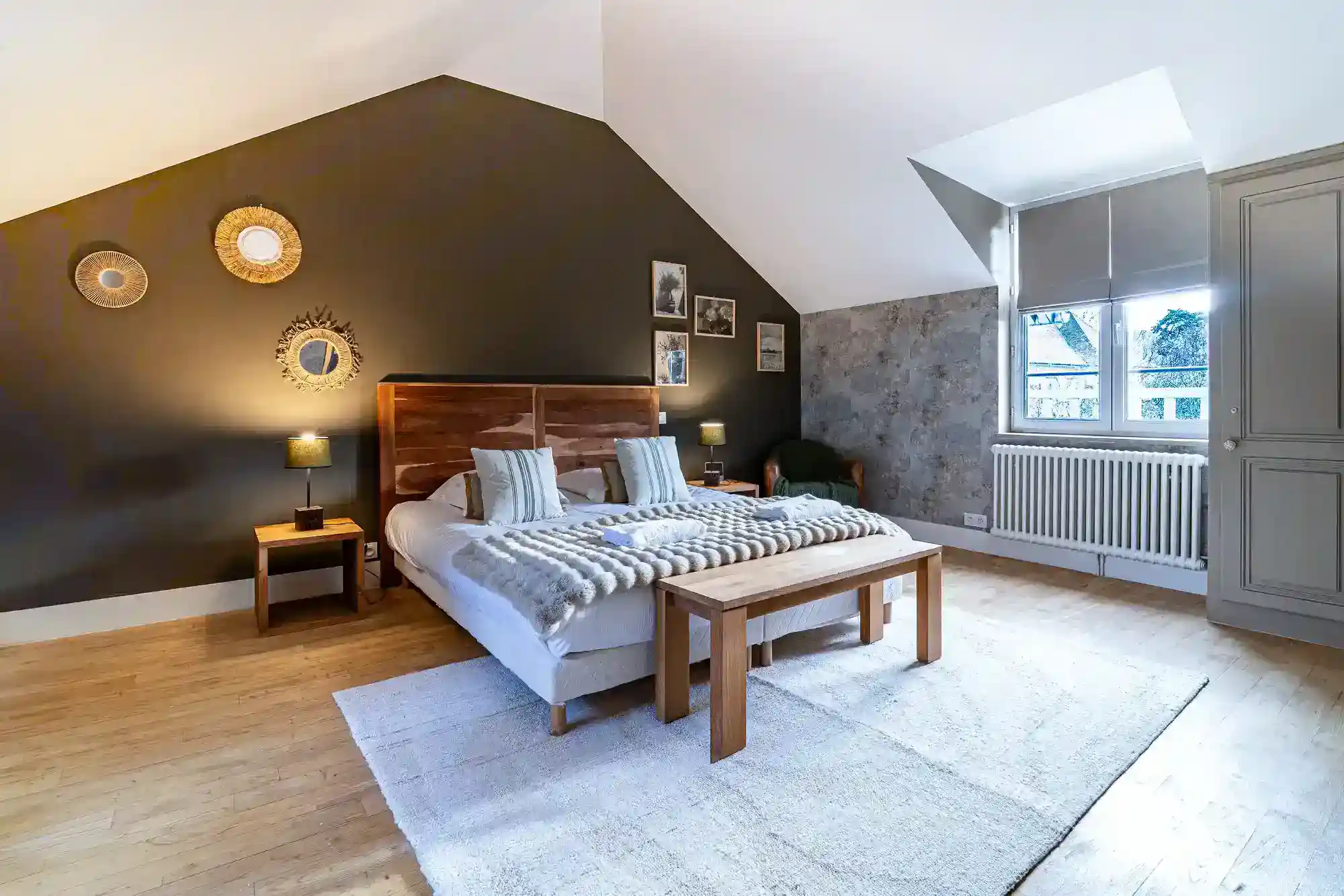 Villa-athena-chambre-parentale-lit-king-size-deauville Chambre parentale avec lit king size et décoration moderne dans la Villa Athena à Deauville