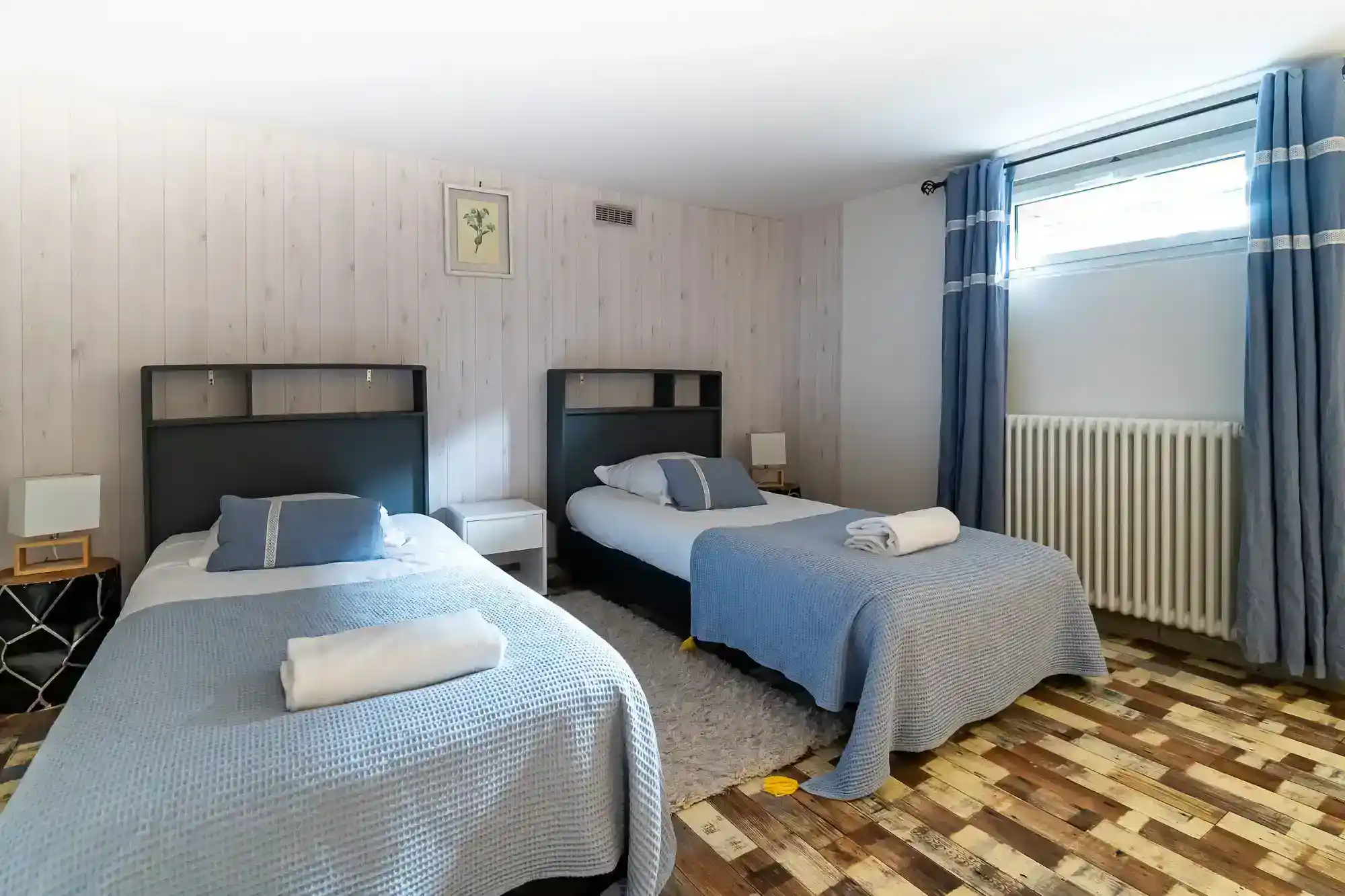 Villa-athena-chambre-souplex-deux-lits-simples Chambre en souplex avec deux lits simples et décoration bleue dans la Villa Athena