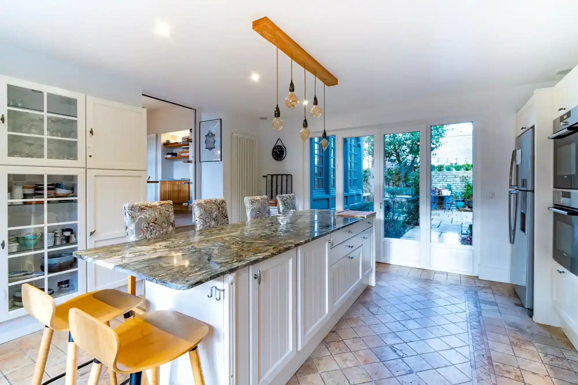 Villa-athena-cuisine-equipee-ilot-central-deauville Cuisine moderne équipée avec îlot central et accès sur le jardin de la Villa Athena