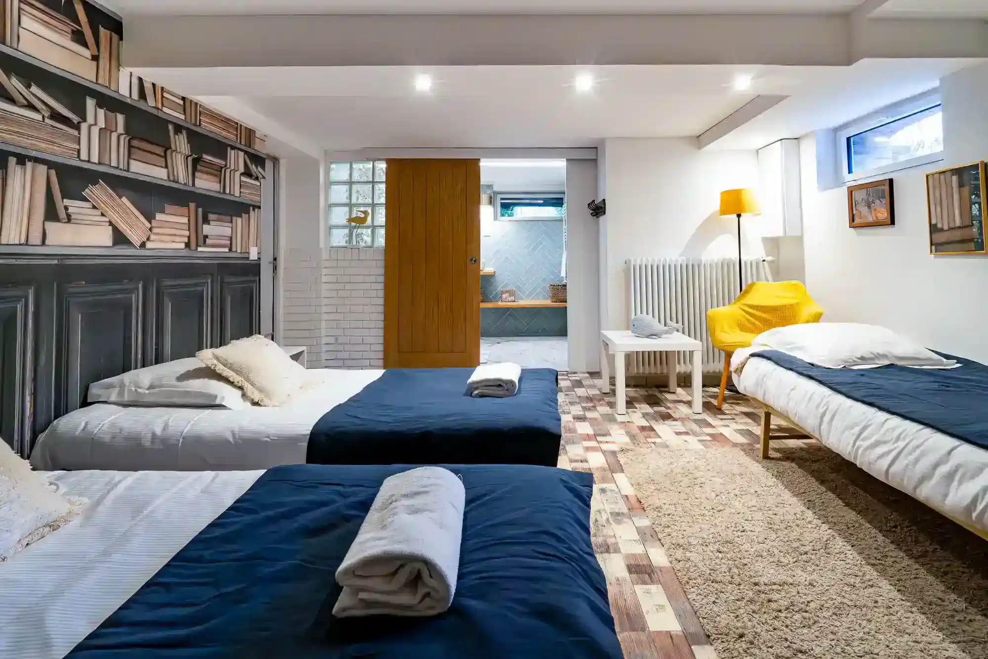 Villa-athena-dortoir-adolescents-souplex-deauville Dortoir en souplex avec plusieurs lits simples et décoration originale dans la Villa Athena