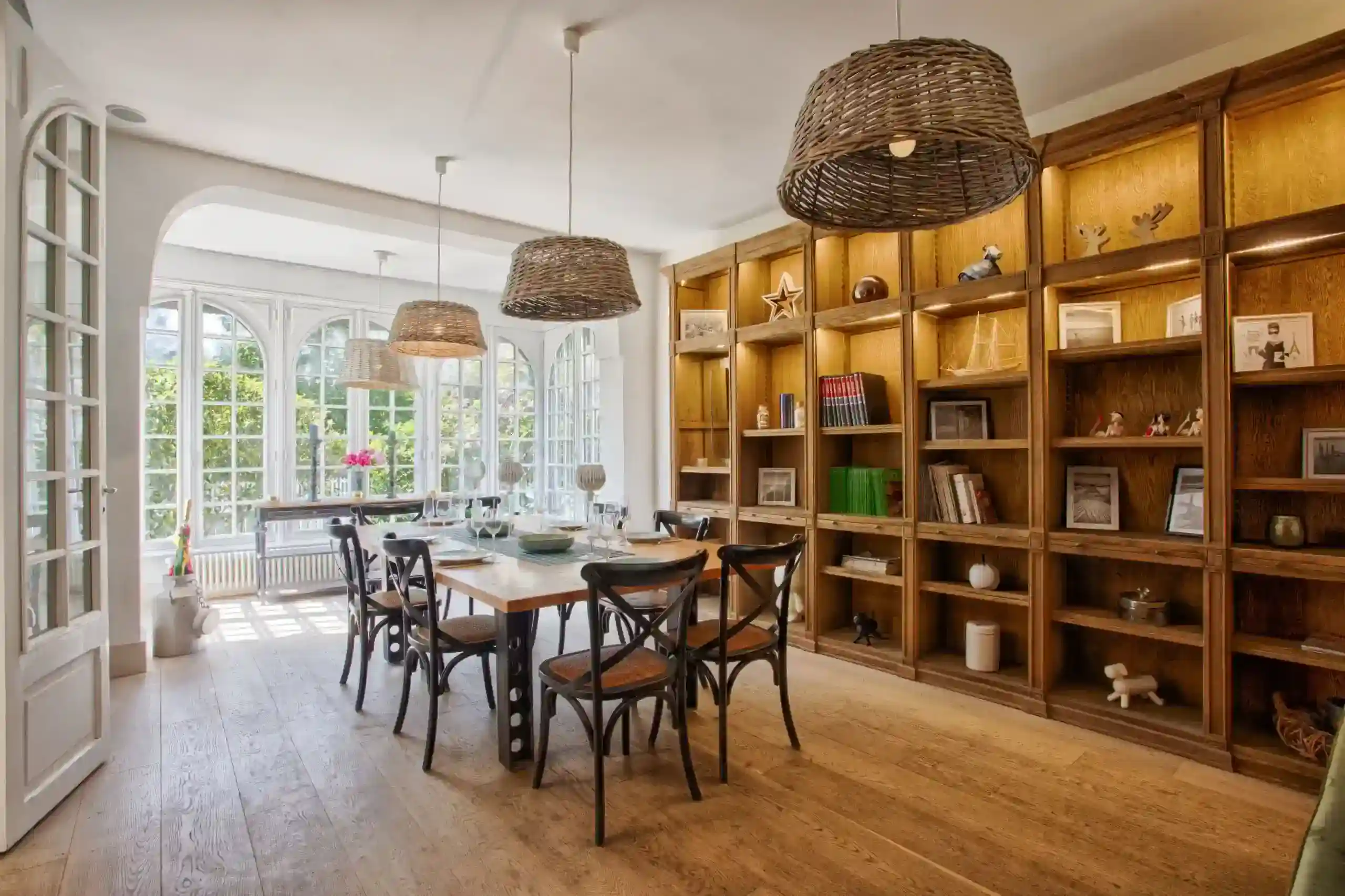 Villa-athena-salle-a-manger-véranda-lumineuse Salle à manger lumineuse avec grande véranda et bibliothèque en bois dans la Villa Athena