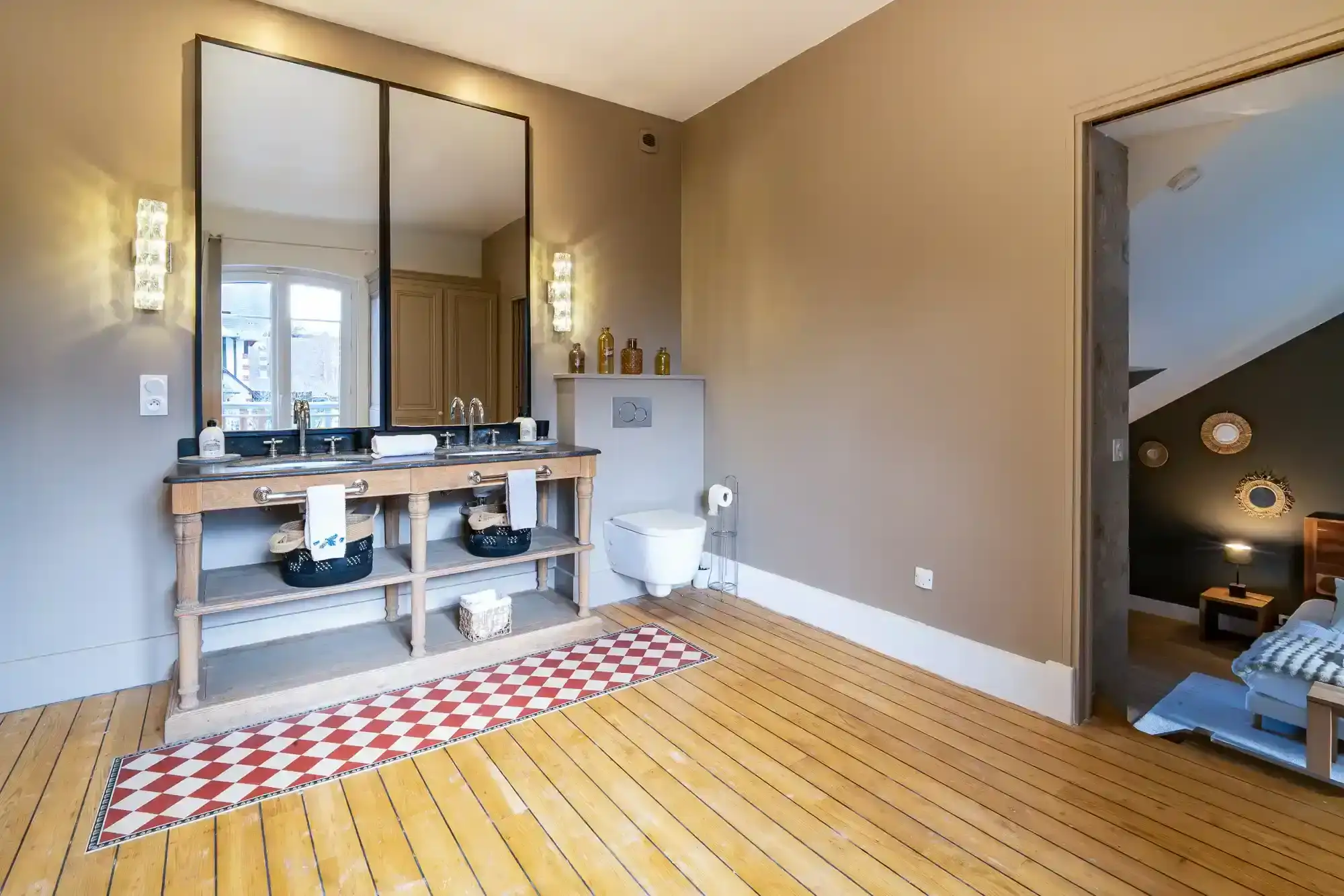 Villa-athena-salle-de-bain-moderne-douche-italienne Salle de bain moderne avec double vasque noire et douche à l’italienne dans la Villa Athena