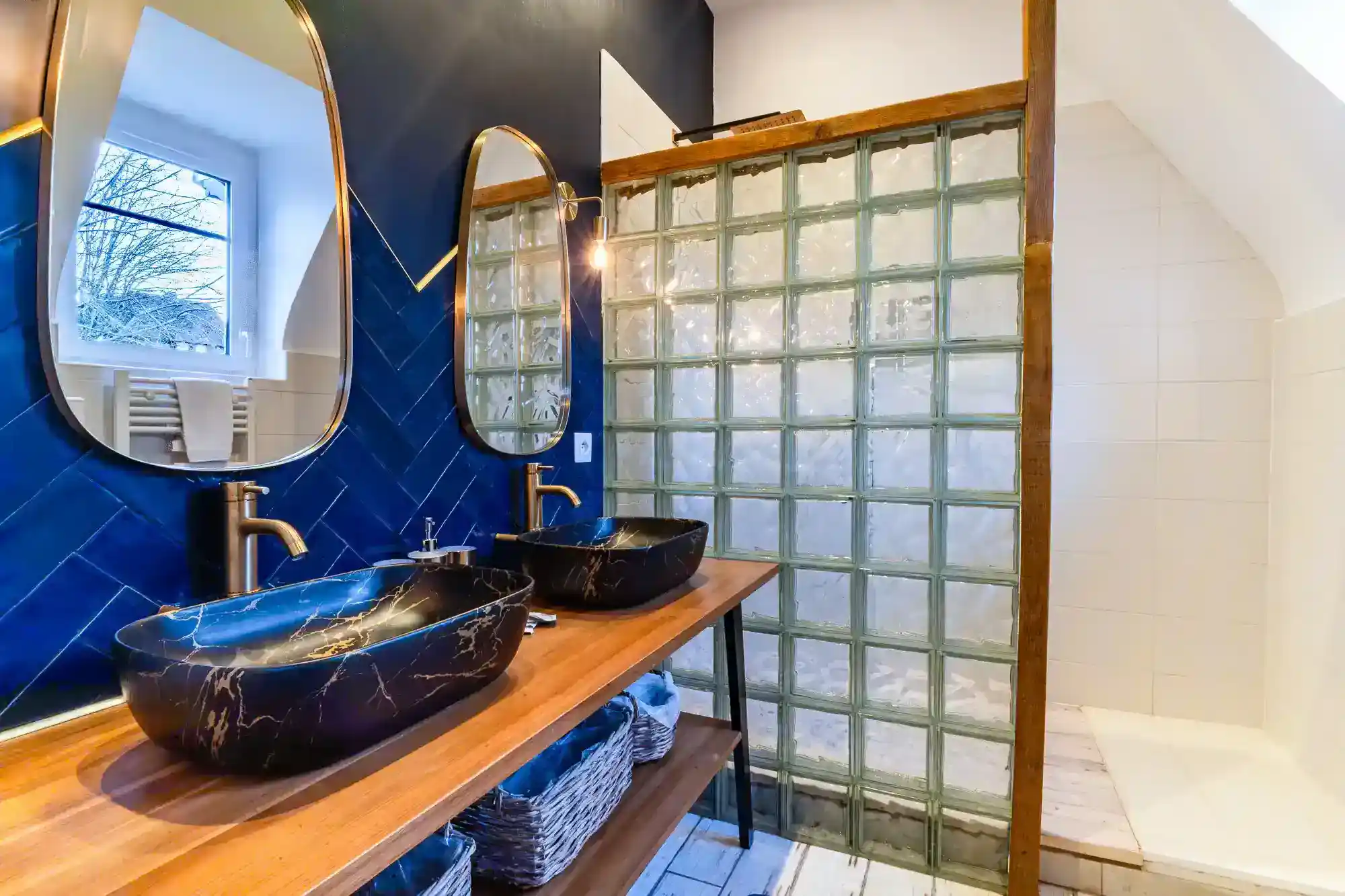 Villa-athena-salle-de-bain-moderne-douche-italienne Salle de bain moderne avec double vasque noire et douche à l’italienne dans la Villa Athena