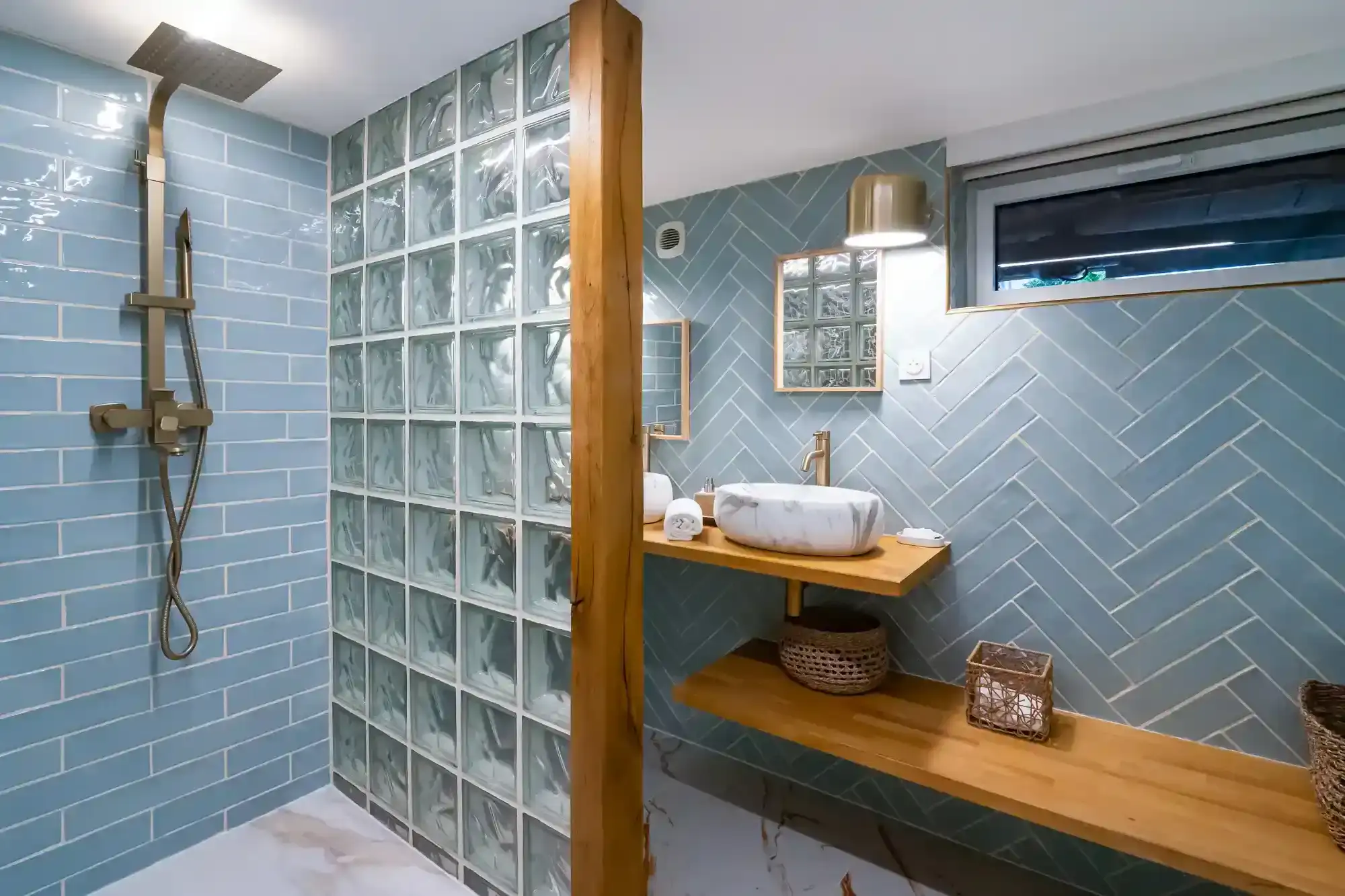 Villa-athena-salle-de-bain-souplex-douche-bleue Salle de bain en souplex avec douche à l’italienne et carrelage bleu dans la Villa Athena