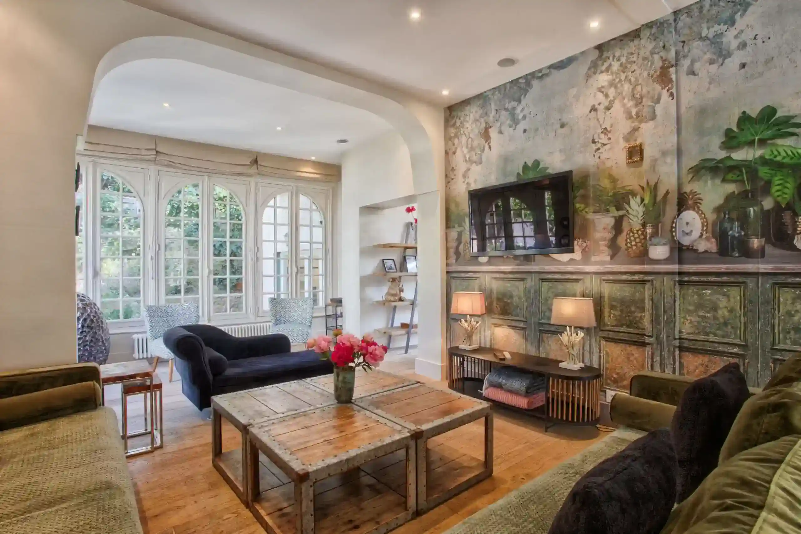 Villa-athena-salon-confort-deauville Salon spacieux et décoré avec fresque murale et vue sur jardin dans la Villa Athena à Deauville