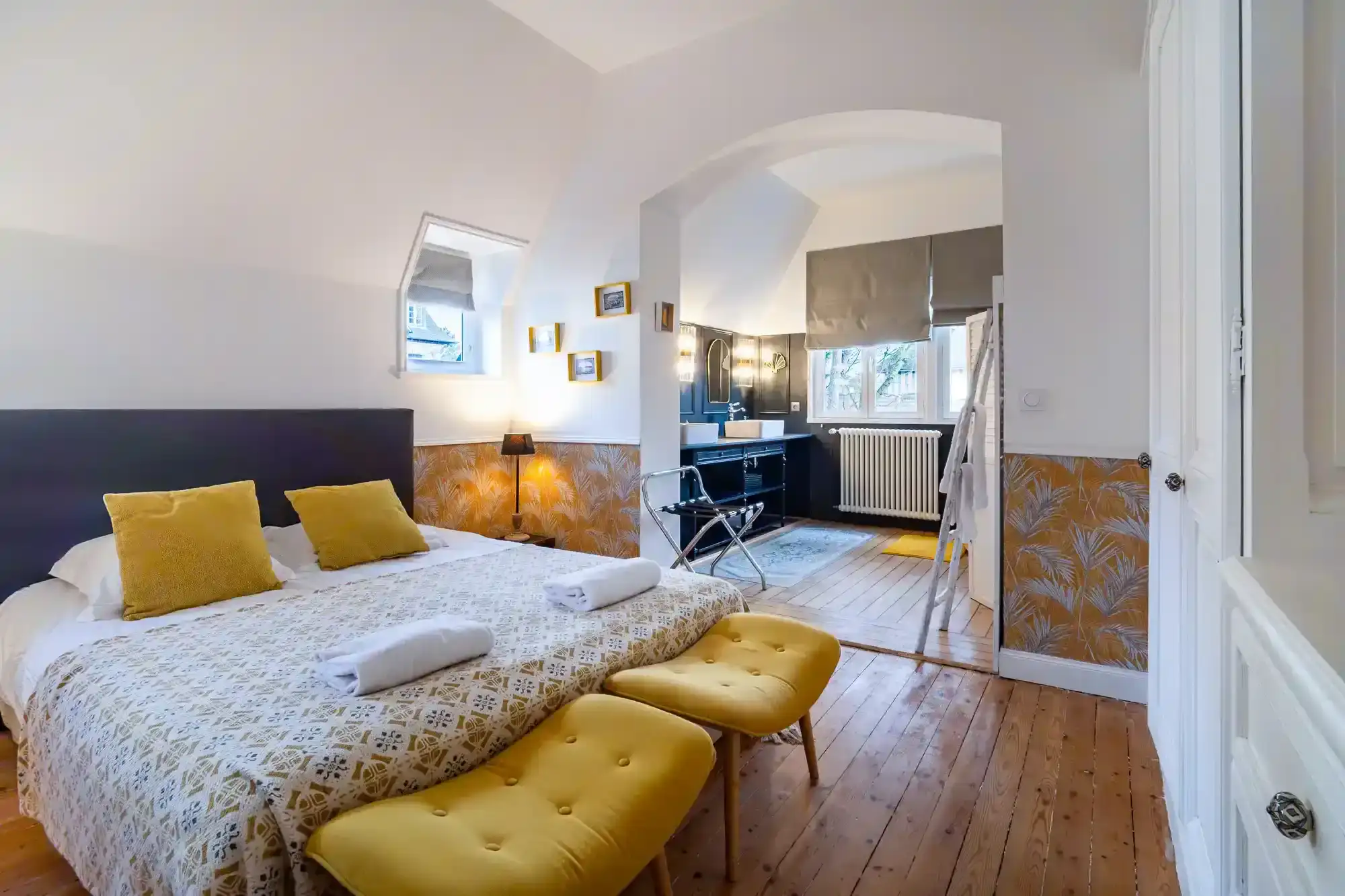 Villa-athena-suite-parentale-jaune-salle-de-bain-privee Suite parentale lumineuse avec touches jaunes et salle de bain privative dans la Villa Athena