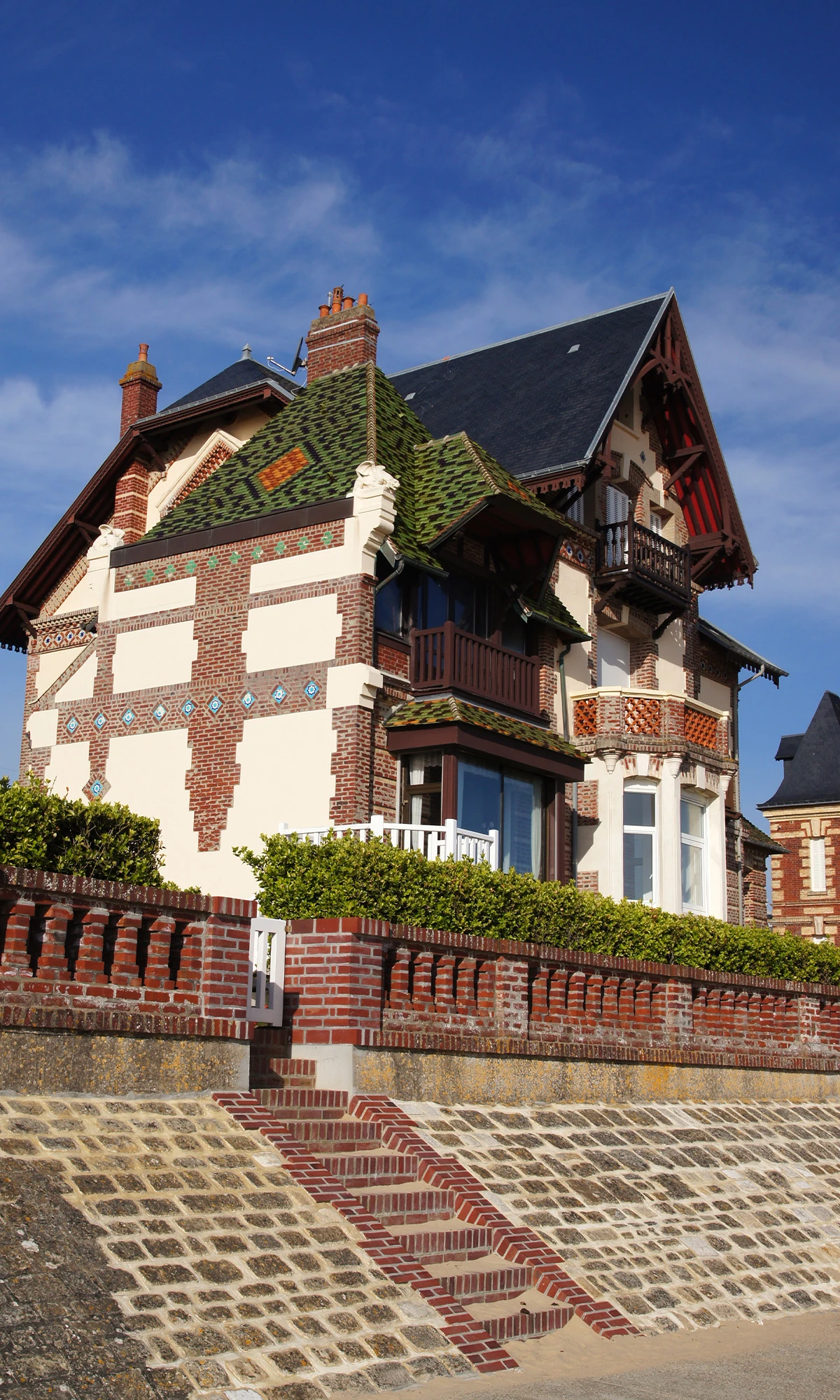 Villa de bord de mer à Deauville – Architecture typique normande Maison en briques à colombages avec toiture en tuiles vernissées, située en front de mer à Deauville, illustrant un bien de prestige géré par la conciergerie