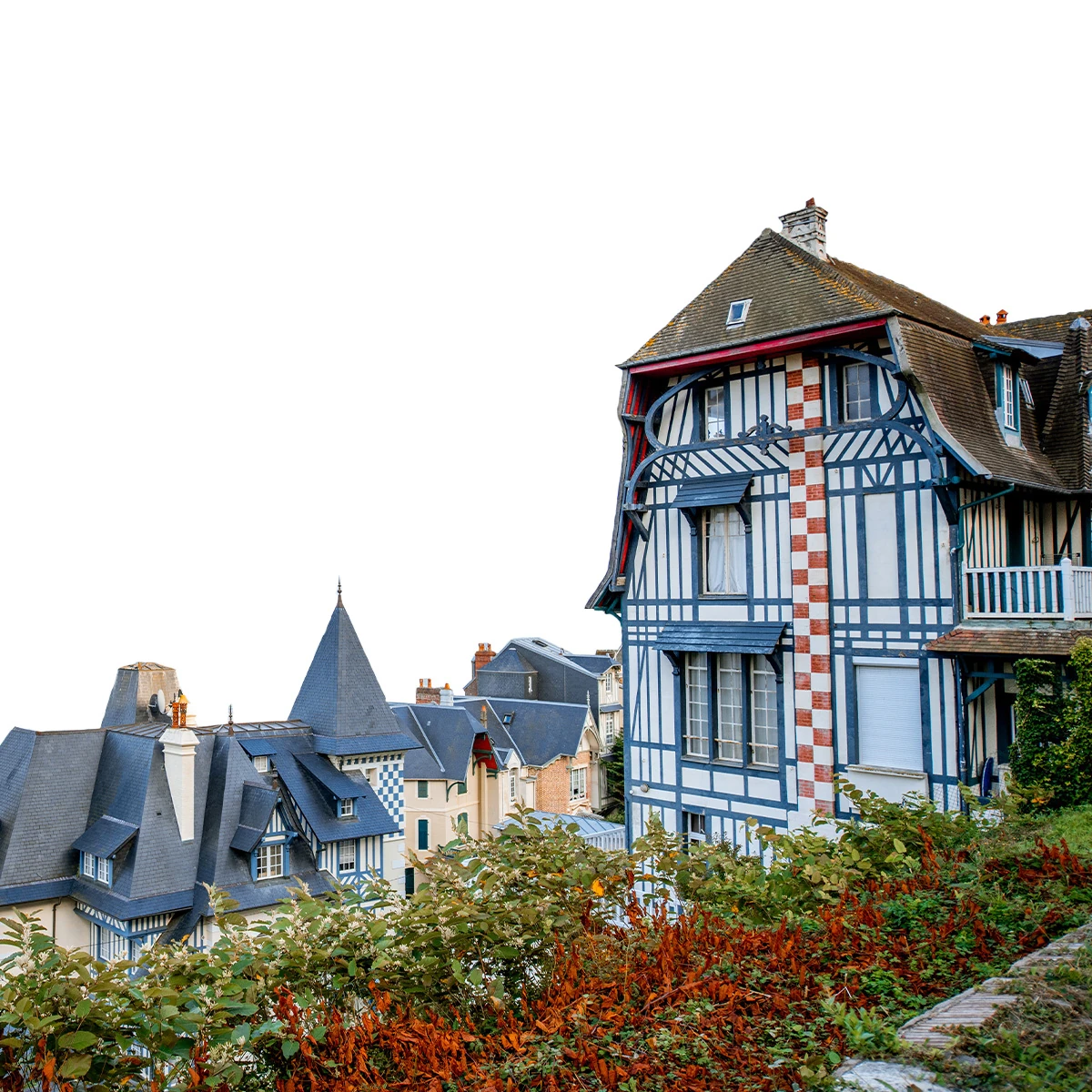 Maisons traditionnelles normandes à colombages dans le centre de Deauville Façades de maisons normandes à colombages avec toits en ardoise, typiques de l’architecture de Deauville