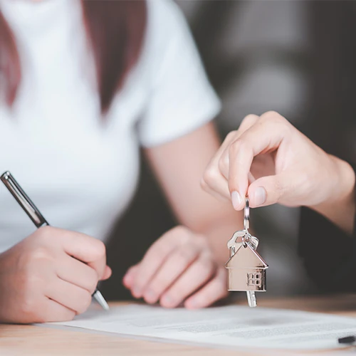 Prestation de gestion locative Une main de femme tenant les clefs d'un bien de prestige, gérant ainsi la gestion de celui-ci