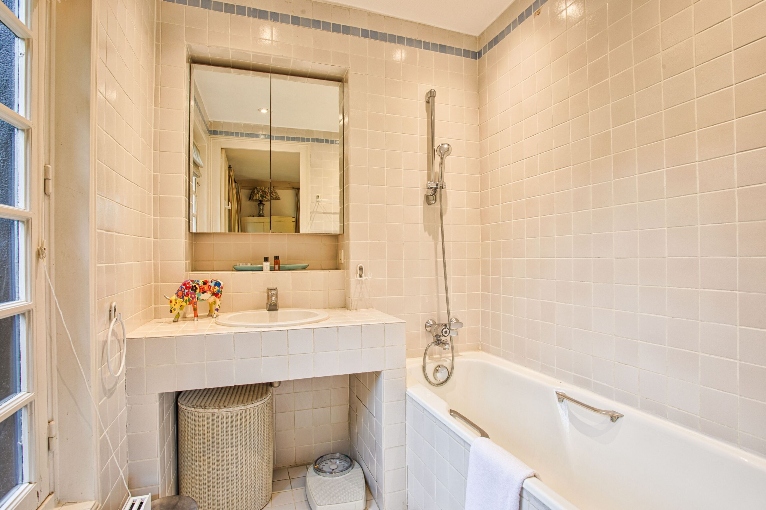 Salle de bain avec baignoire