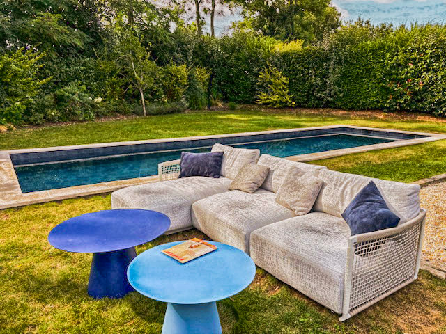 Piscine et salon de jardin