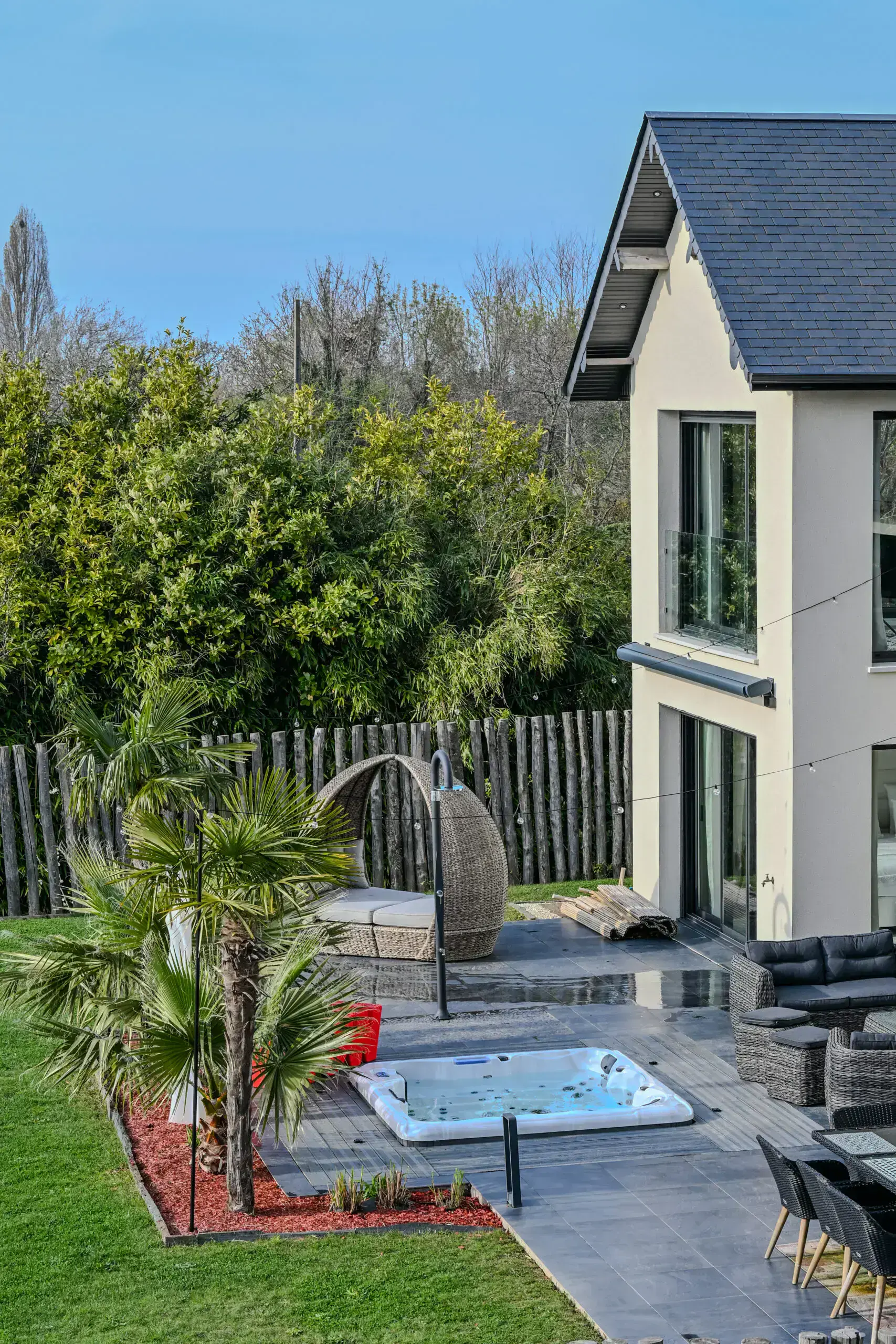 Aménagements extérieurs de prestige d'une villa normande avec service de conciergerie.