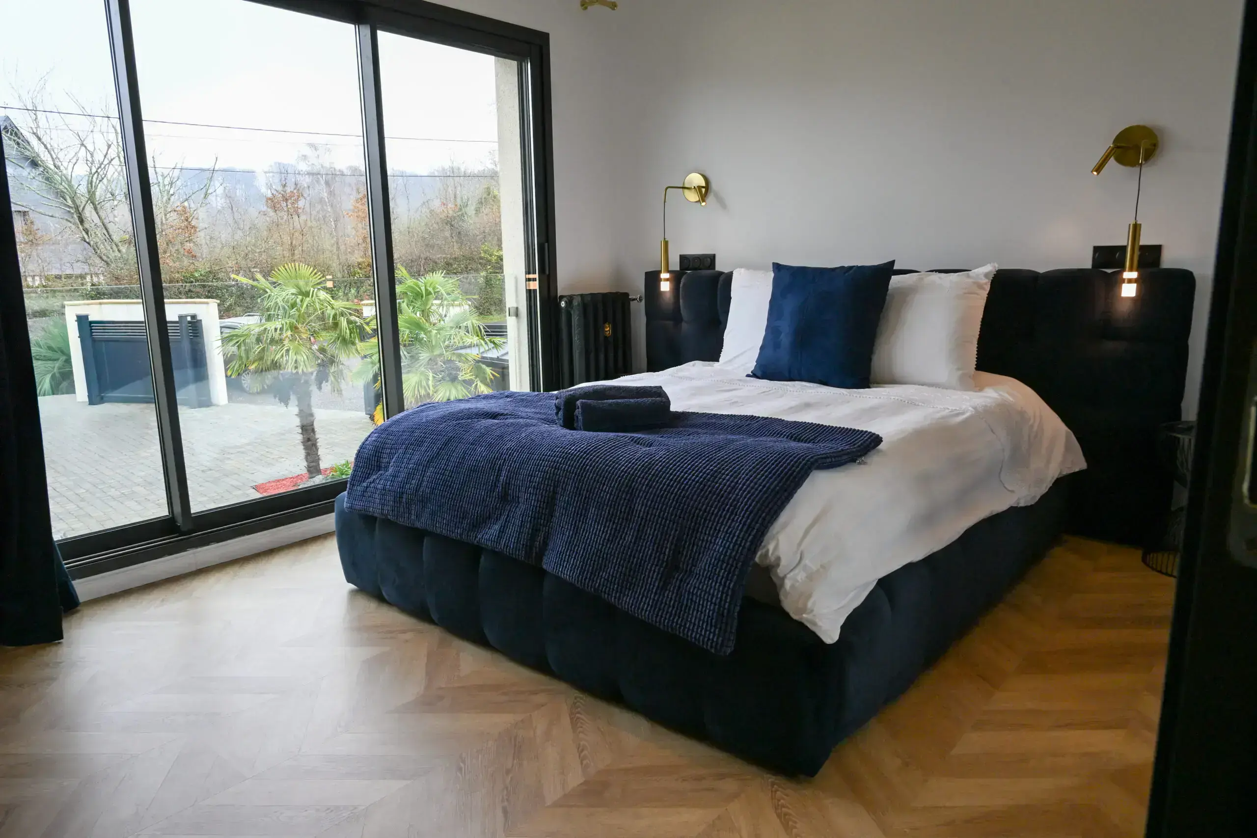 Chambre 3 Location saisonnière haut de gamme avec vue dégagée et confort absolu sur la Côte Fleurie.