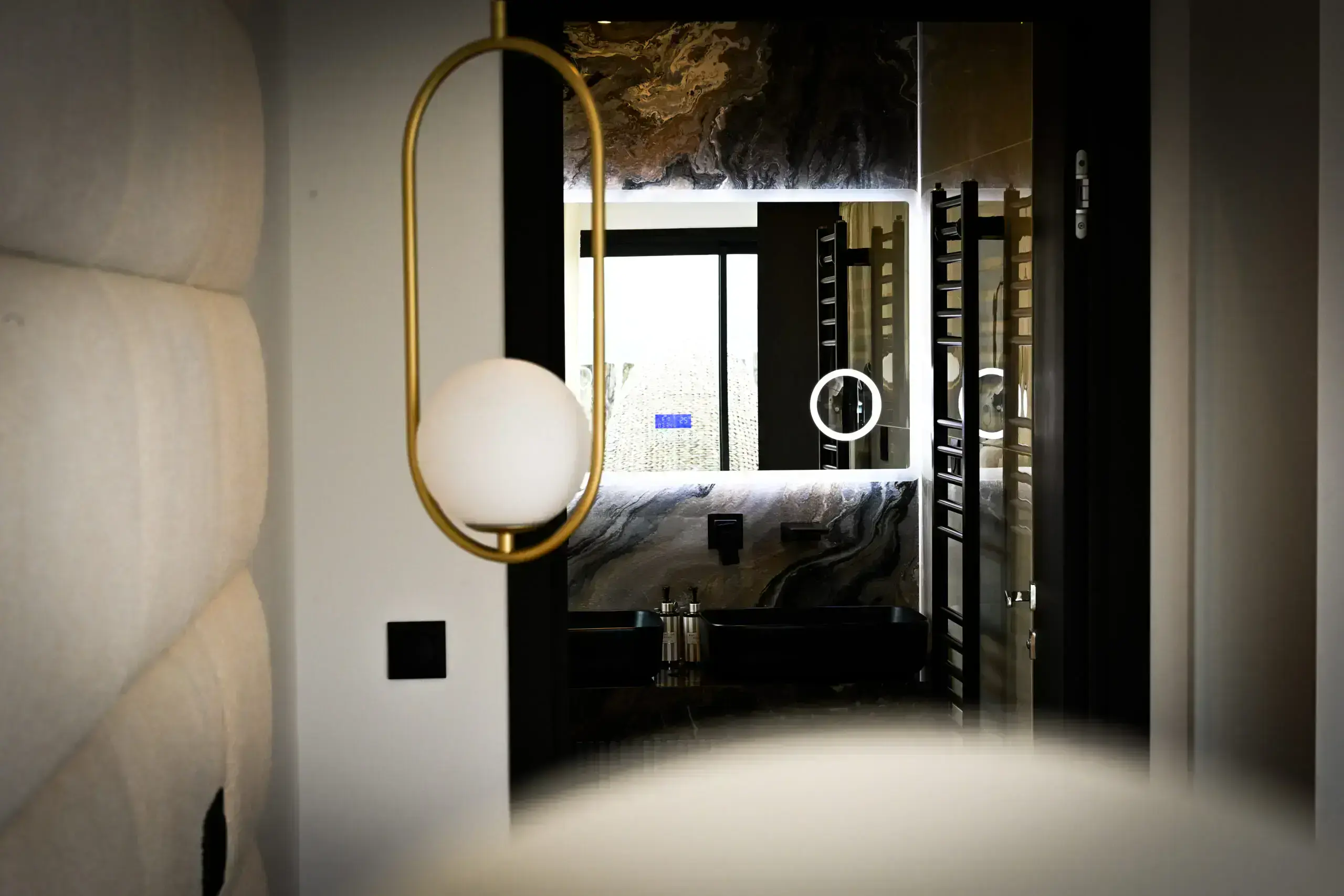 Vue salle de bain 1 Détails de finitions luxueuses d'une suite parentale en conciergerie de luxe près de Deauville.