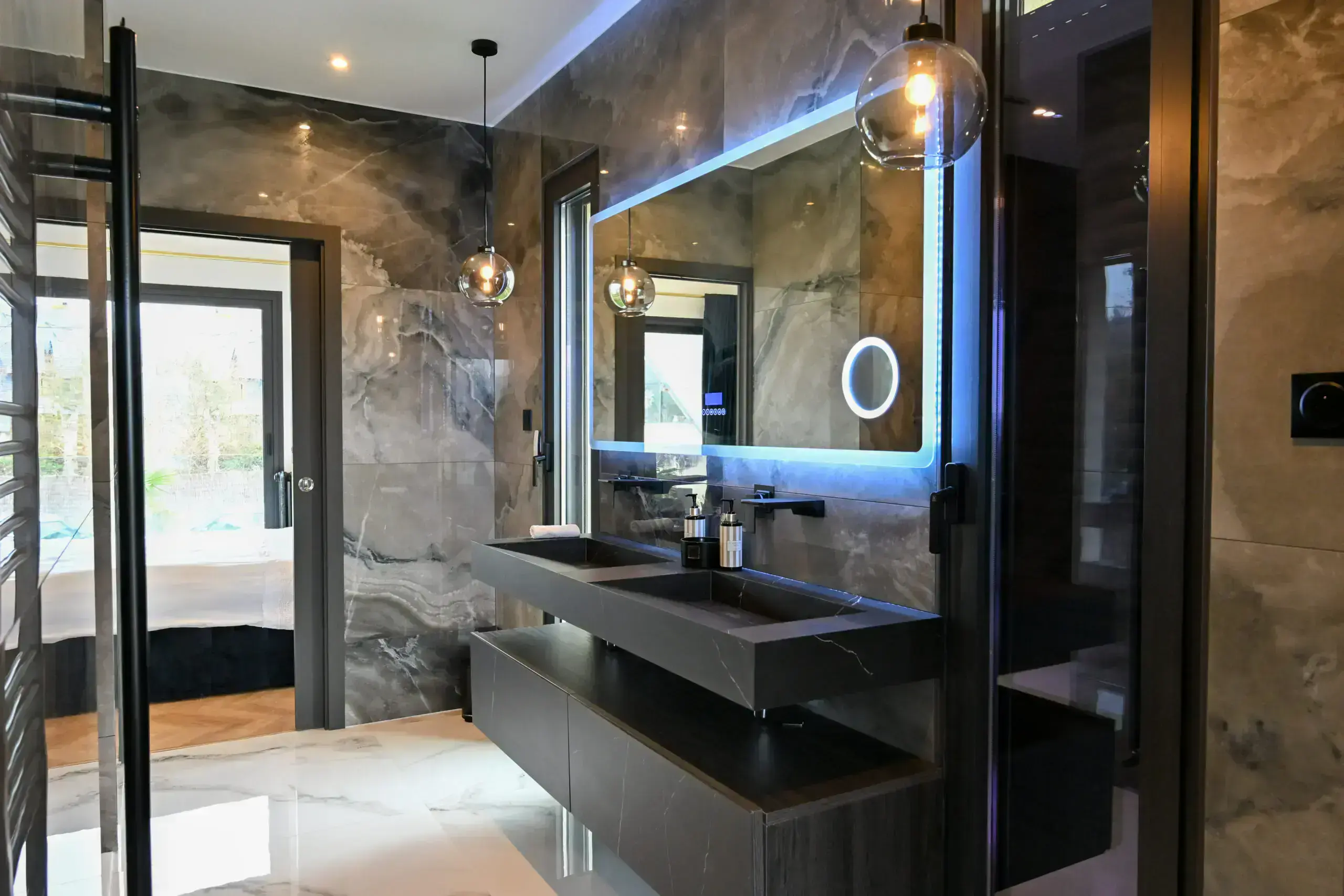 Salle de bain 2 Design intérieur raffiné d'une propriété de luxe en gestion locative à Deauville.