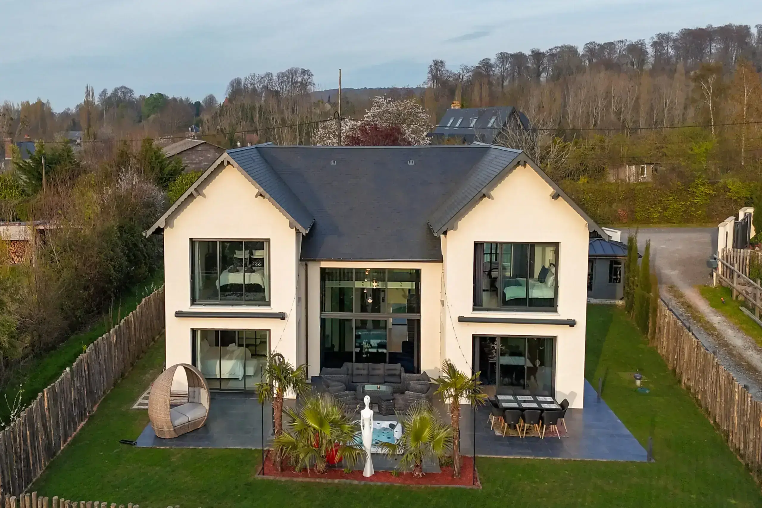 Vue plongeante salon Façade d'une maison d'architecte avec jardin paysager, gérée par une conciergerie privée dans le Calvados.
