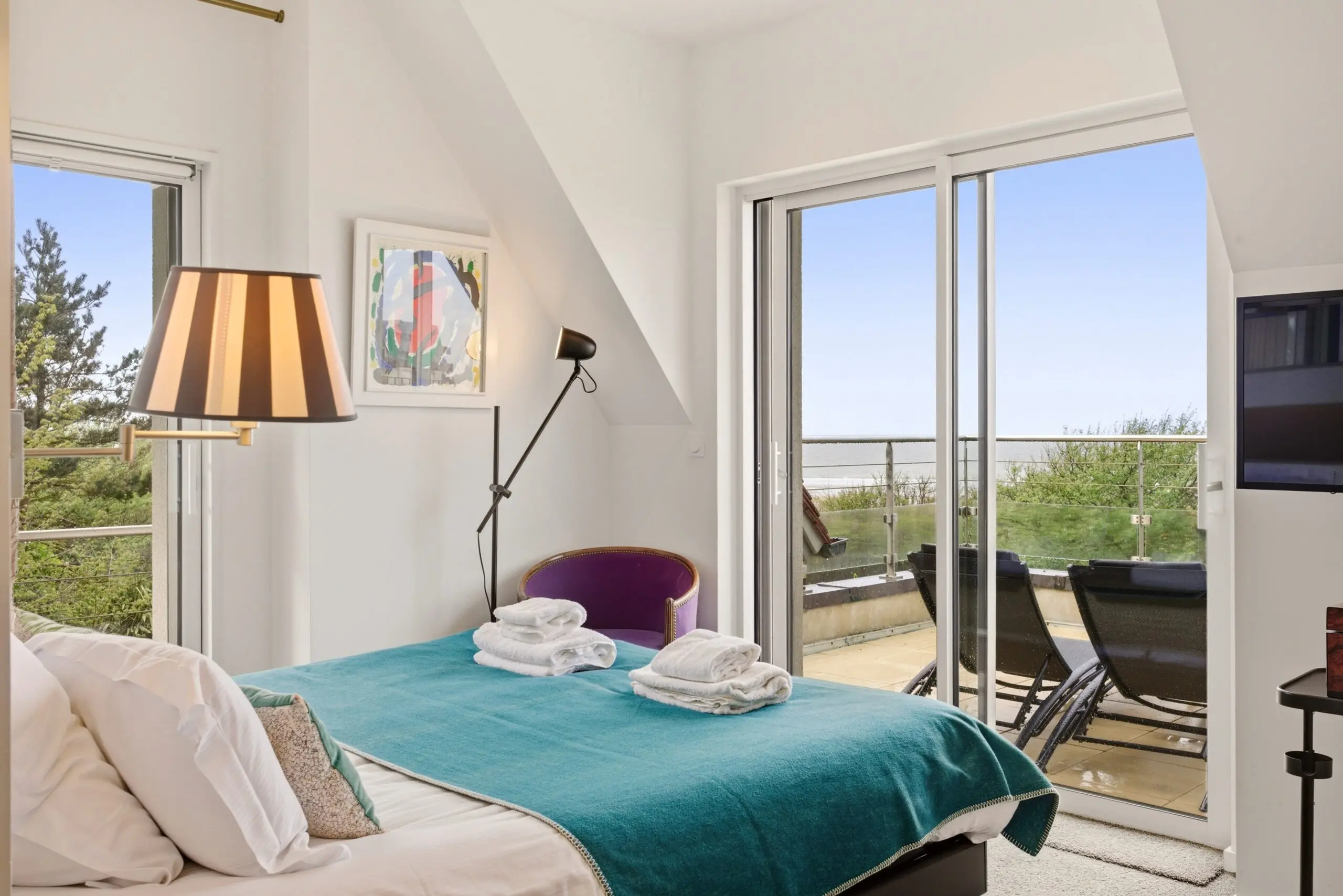 Chambre luxe appartement 56 Deauville — conciergerie all‑inclusive, lit king et balcon vue jardin.