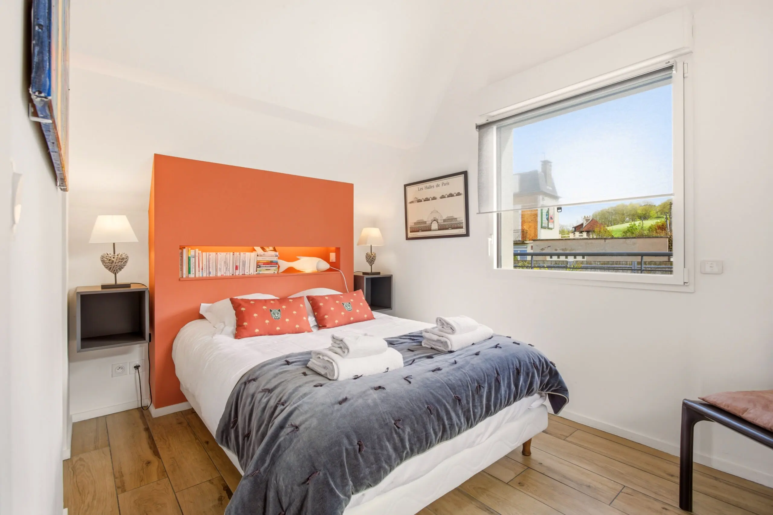 Chambre moderne au 56, Deauville — grand lit, décoration raffinée et services premium de conciergerie.