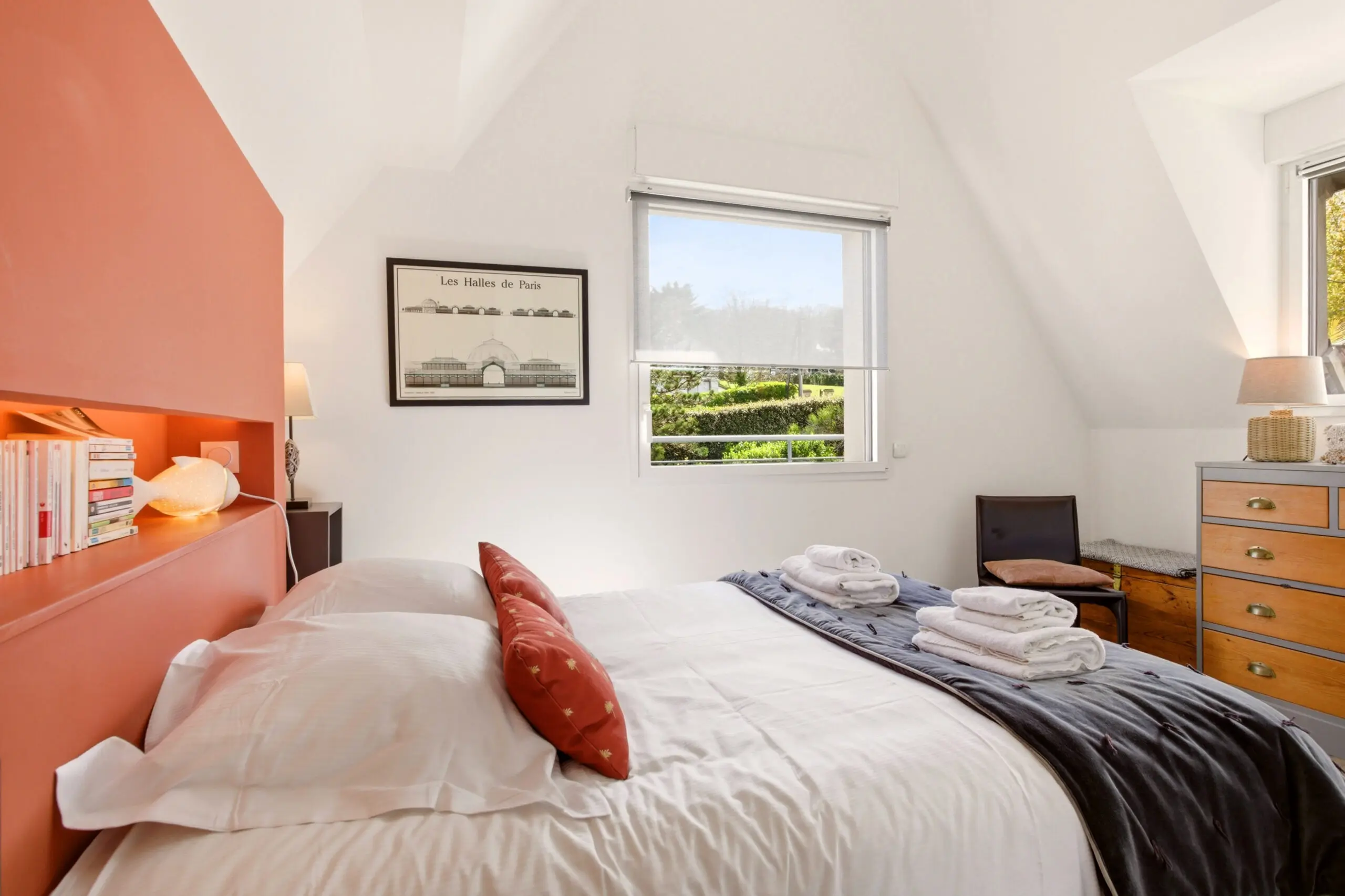 Chambre double vue latérale de l'appartement Le 56 à Deauville — linge prêt à l'arrivée et prestations conciergerie haut de gamme.