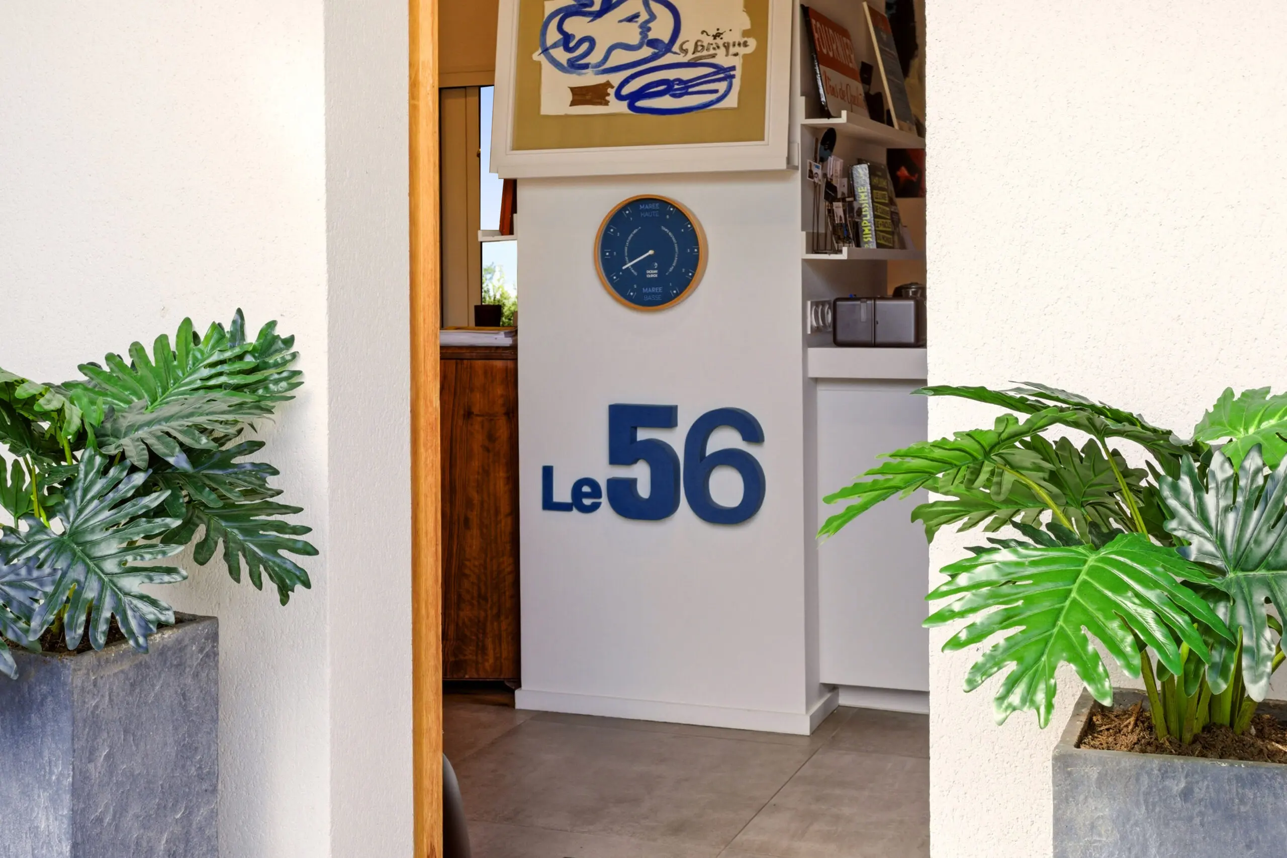 Entrée élégante de l'appartement Le 56 à Deauville — conciergerie de luxe, accueil personnalisé et services all inclusive.