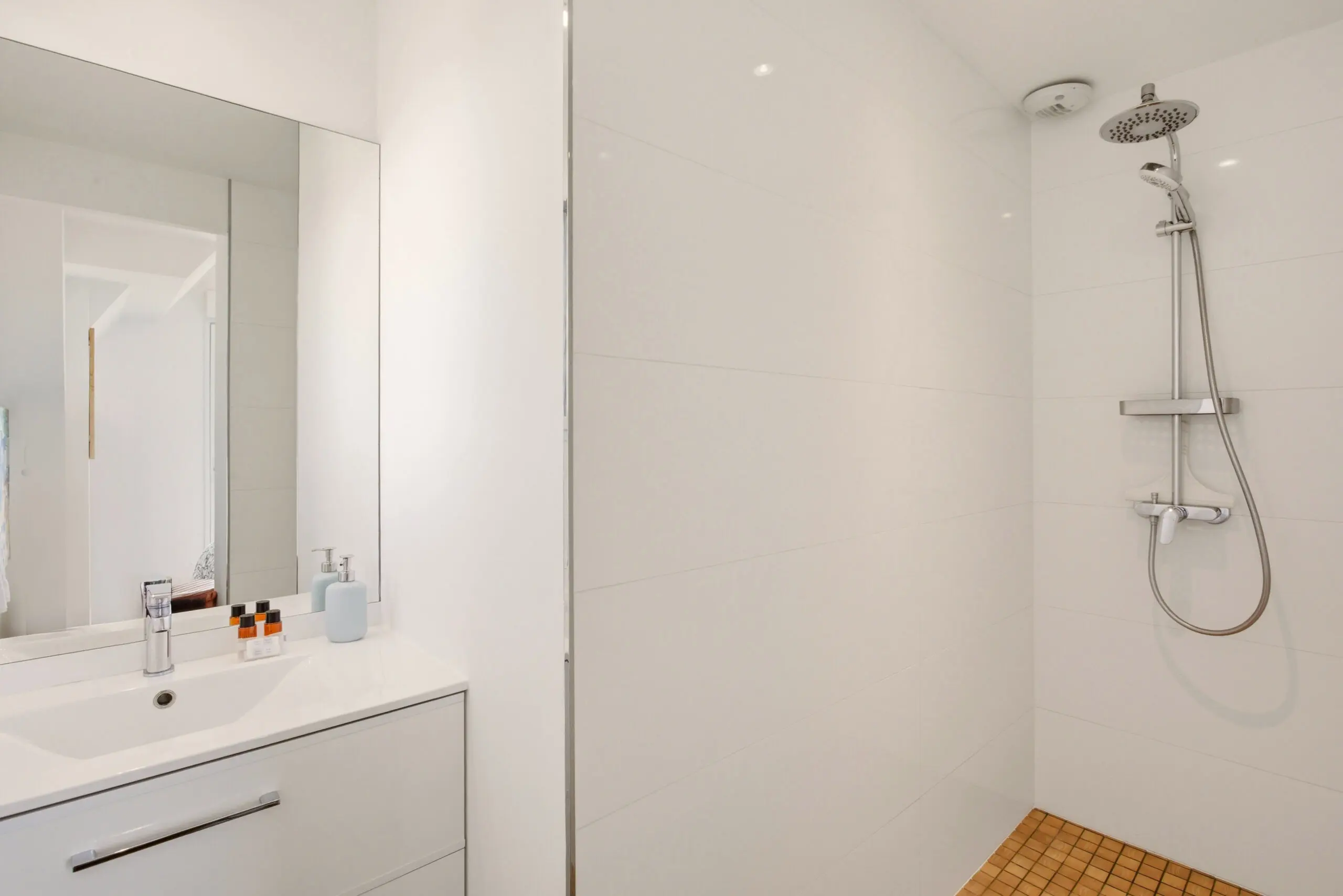 Douche à l’italienne contemporaine avec robinetterie design — confort premium proposé par la conciergerie de l’Appartement 56.