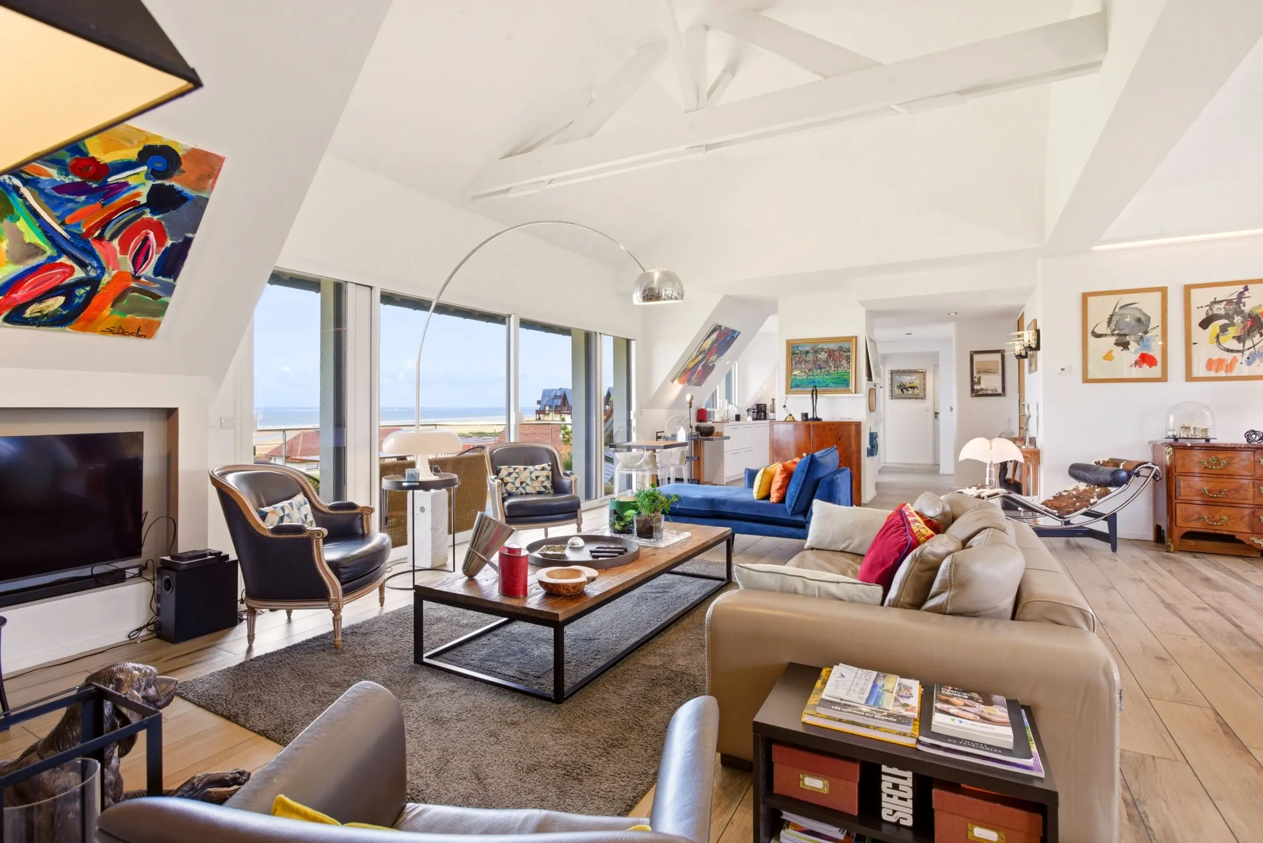 Salon de standing appartement 56 Deauville — grand espace, vue mer, prestations all‑inclusive et conciergerie haut de gamme.