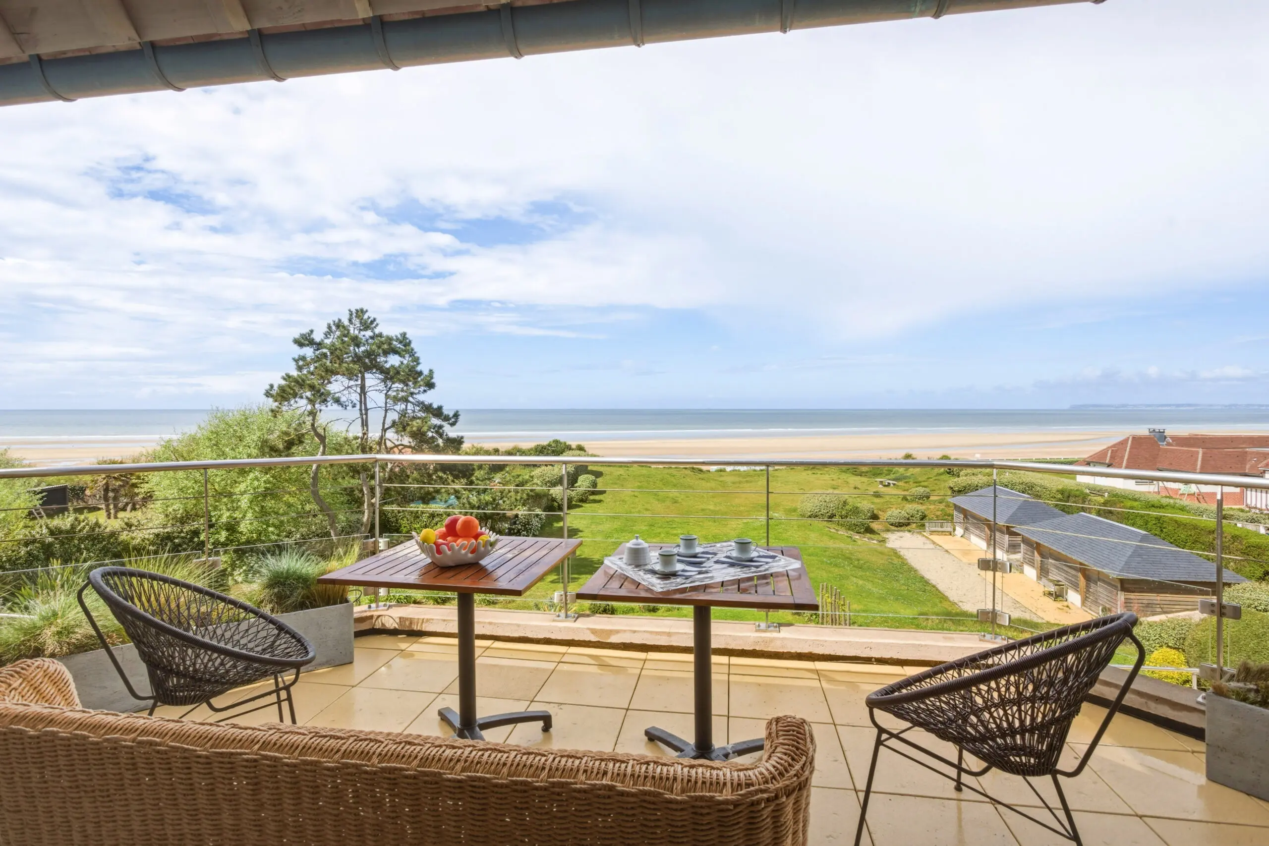Balcon ensoleillé de l'appartement 56 à Deauville, vue sur la mer, mobilier extérieur élégant