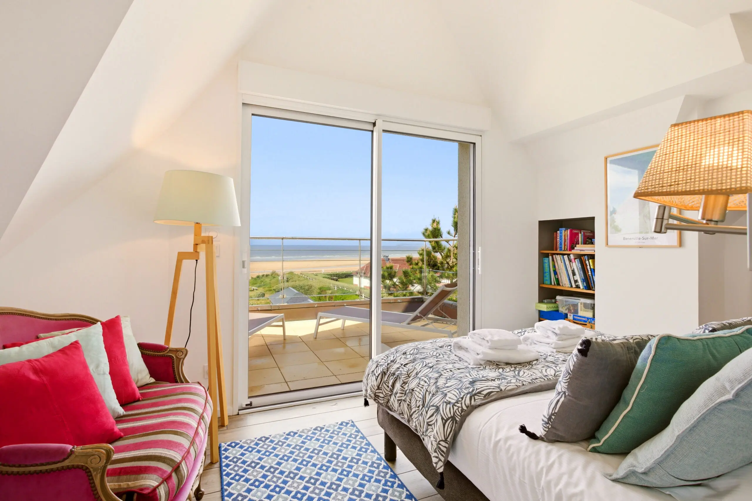 Chambre raffinée de l'appartement 56 à Deauville, literie haut de gamme et balcon avec vue sur la plage