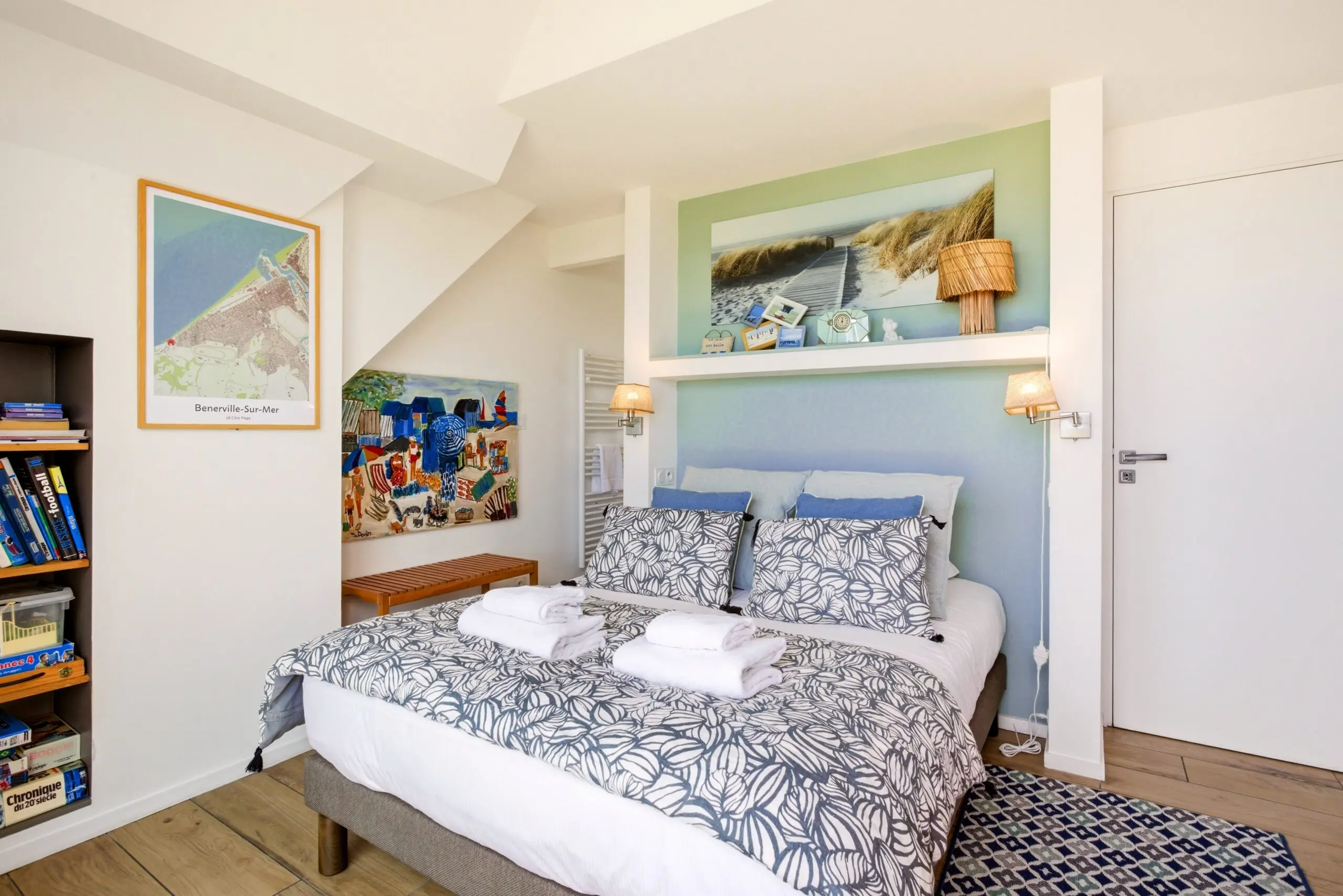 Chambre double élégante de l'appartement «56» à Deauville, literie haut de gamme et linge raffiné — service de conciergerie premium, prêt à l'arrivée.